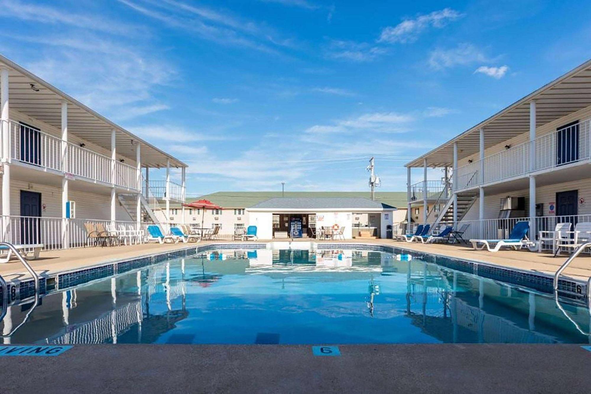 Angel Inn Near Imax, A Travelodge By Wyndham Branson Exterior foto